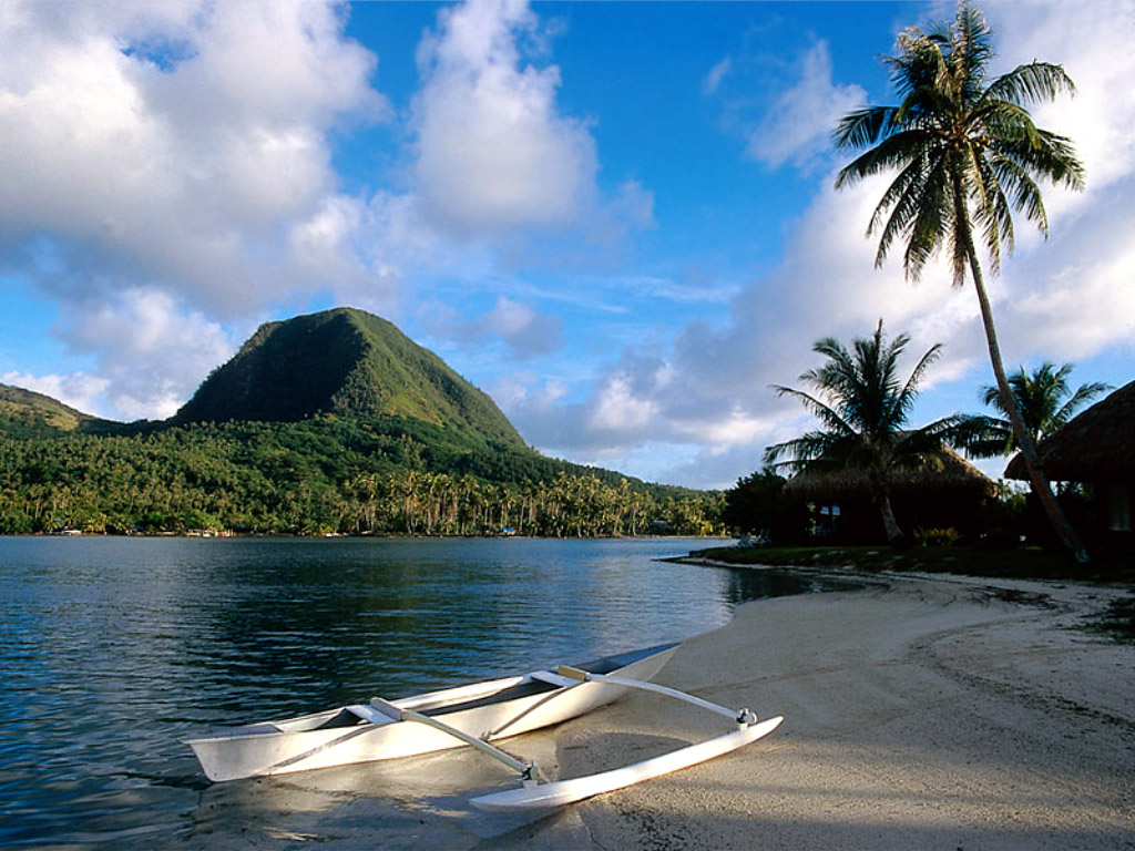Outrigger on Huahine Outrigger on Huahine