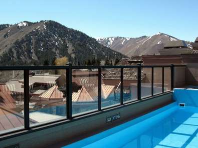 Rooftop pool, Les Saisons