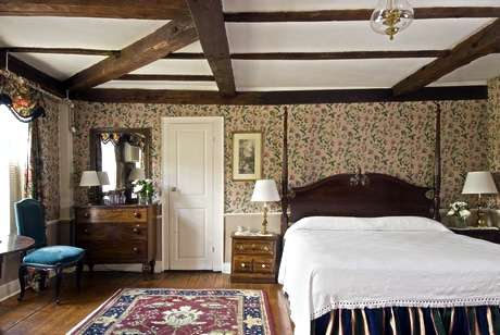 Colonial-Inn-king-main-inn