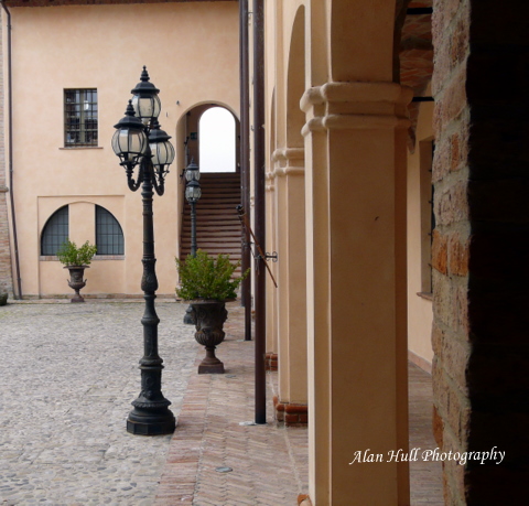 castle-lodging-la-tavola-rotonda-italy