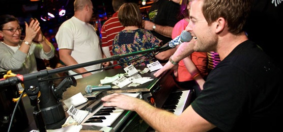 howl-at-the-moon-piano
