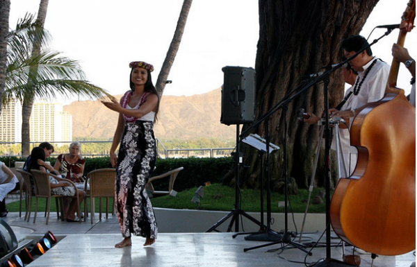 Nightly performances by local musicians and dancers